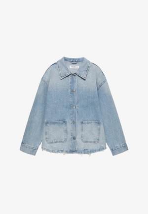 Lichtblauwe spijkerjas met knoopsluiting, twee opgestikte voorzakken, rafelige zoom en lange mouwen.