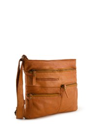 Sac en cuir marron à bandoulière avec plusieurs poches zippées, texture lisse, forme rectangulaire et large sangle ajustable.