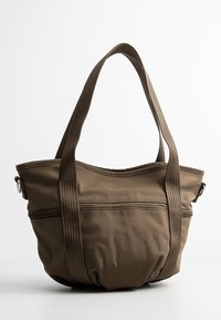 Sac en nylon marron avec un fond doux et plissé. Dispose de deux poignées robustes, d'une poche zippée et d'une surface texturée.