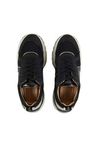 Zwarte atletieksneakers met een bovenwerk van mesh, bronzen accenten, een ronde neus en een dikke grijze zool. Voorzien van platte veters en branding op de tong.