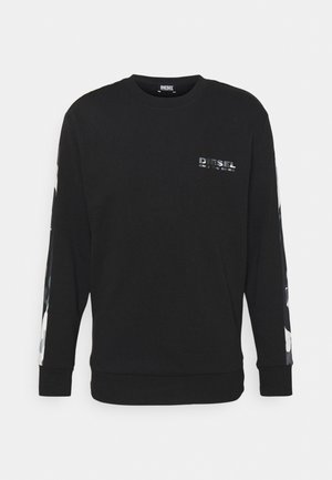 Zwarte lange mouw sweatshirts met ronde hals en de tekst "DIESEL ON THE BRAVE" op de borst, met meerkleurige camo-patronen die langs beide mouwen naar beneden lopen.