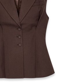 Brūns piegrieztais žaketes bez piedurknēm ar iegriezto apkakli, trīs pogu aizdari un vienu krūšu kabatu. Izgatavots no teksturēta auduma.