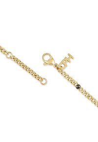 Bracciale in catena d'oro con chiusura a moschettone, un piccolo gemma nera e charm a forma di lettera "GPH" attaccati vicino alla chiusura.