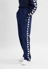 Hummel HMLARCHIVE REGULAR PANTS - Trainingsbroek - peacoat