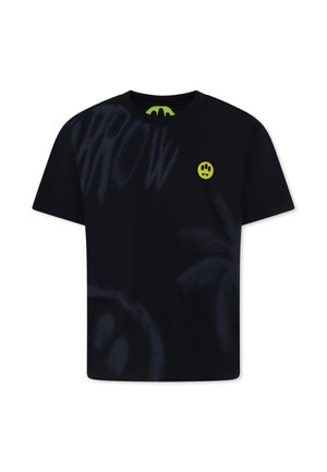 T-shirt nera a maniche corte con una stampa grafica scura, caratterizzata da un logo con faccina sorridente gialla neon e un colletto verde in contrasto all'interno.