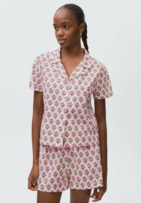Set de pijama roz cu flori, cu mânecă scurtă, compus dintr-o bluză cu nasturi și guler și pantaloni scurți asortați, realizat dintr-un material ușor din bumbac.