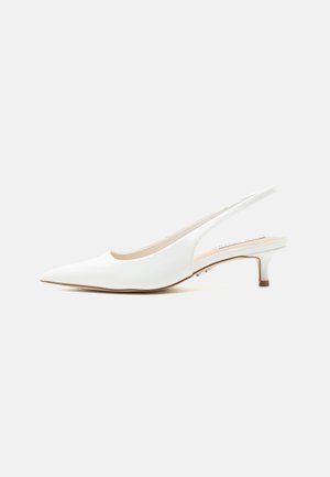 Fehér bőr slingback cipő hegyes orral és alacsony kitten sarokkal egyszínű világos háttéren.