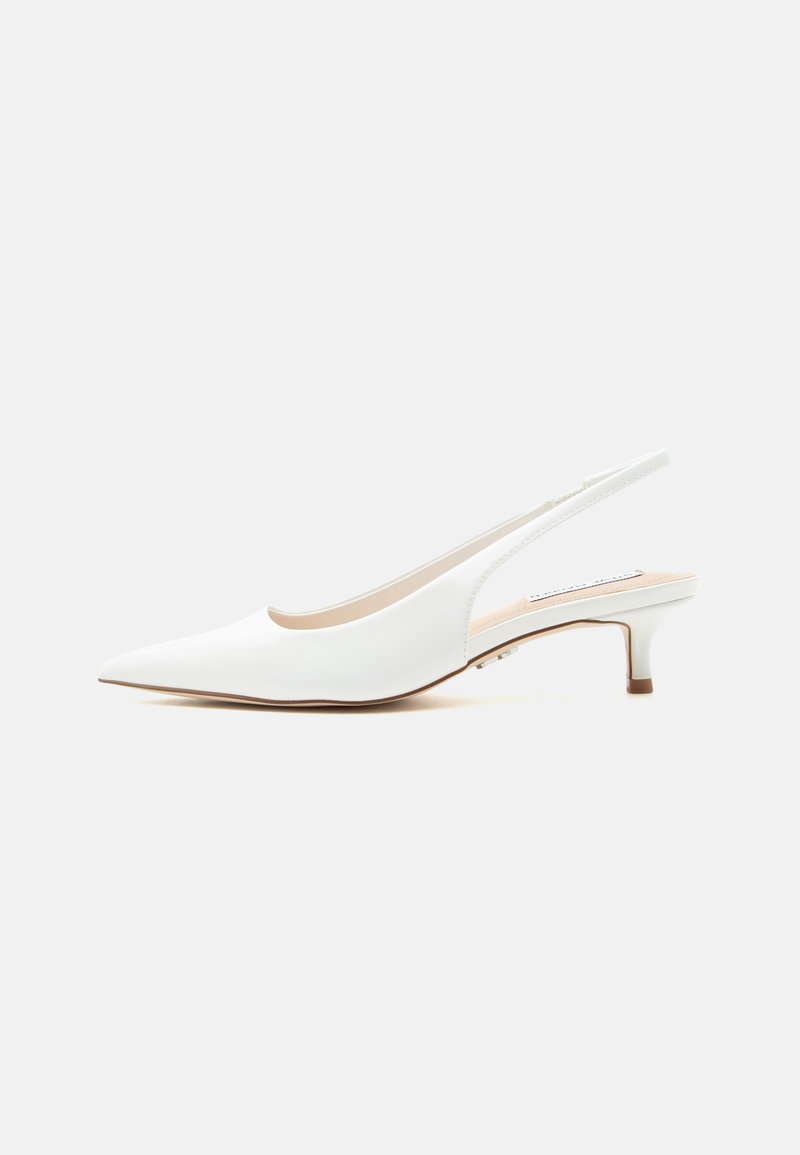 Λευκό δερμάτινο παπούτσι slingback με μυτερή μύτη και χαμηλό τακουνάκι kitten σε απλό ανοιχτό φόντο.