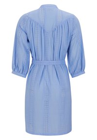 Robe courte bleu clair avec une taille ceinturée, dotée de manches ballon et de motifs à œillets verticaux le long du tissu, détail texturé aux épaules.