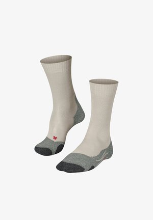 Beige sokken met ribbelstructuur, grijze teen- en hielaccenten, rood logodetail aan de zijkant en mid-kuit lengte ontwerp voor ondersteuning.