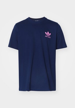 Mörkblå t-shirt med korta ärmar i bomull. Har en rosa Adidas-logotyp och japansk text på vänster bröst. Enkel design med rund halsringning.
