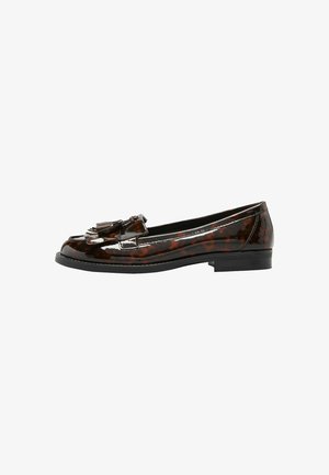Błyszczące ciemne buty typu penny loafer w kolorze żółwia z detalem chwosta i niskim czarnym obcasem, pokazane z boku na białym tle.
