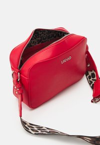 LIU JO CAMERA CASE - Handbag - strawberry