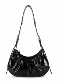 Borsa a spalla in pelle nera con design arricciato, chiusura con zip e tracolla regolabile. Presenta un piccolo badge con logo e una superficie liscia e lucida.