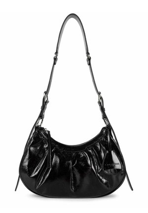 Borsa a spalla in pelle nera con design arricciato, chiusura con zip e tracolla regolabile. Presenta un piccolo badge con logo e una superficie liscia e lucida.