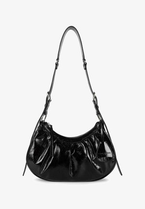 Borsa a spalla in pelle nera con design arricciato, chiusura con zip e tracolla regolabile. Presenta un piccolo badge con logo e una superficie liscia e lucida.