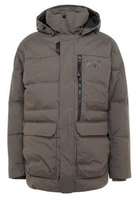 Giacca imbottita di colore marrone scuro, dotata di cappuccio, chiusura lampo frontale, due grandi tasche anteriori e un logo nero sul lato sinistro del petto. Texture liscia.