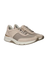 Beige sportieve schoenen van suede en mesh, met een ronde neus, vetersluiting aan de voorkant en een getextureerde rubberen zool met een metalen accent.