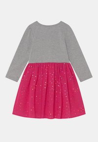 Šedý dlouhý rukávový živůtek s růžovou sukní s řasením, zdobený vícebarevnými puntíky pro větší detail. Bavlněná směsová látka.