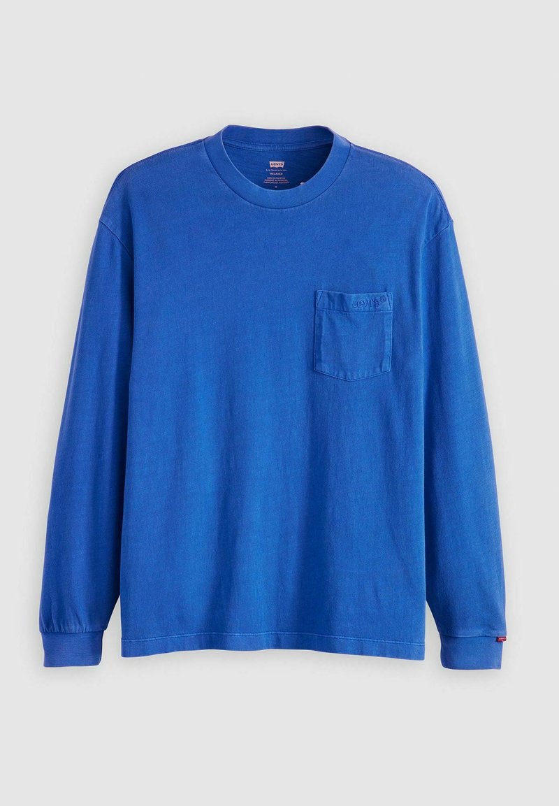 Camiseta de algodón azul de manga larga con cuello redondo y un bolsillo en el pecho que presenta un detalle de logo en relieve. Diseño simple con corte relajado.