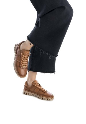 Carmela, ZAPATILLA DE MUJER PLANO  - CAMEL - Zapatillas - marron