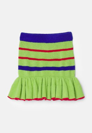 Falda de punto verde con vibrantes rayas rojas y azules, con un dobladillo con volantes y un diseño texturizado. Acentuada con un ribete rojo en la parte inferior.