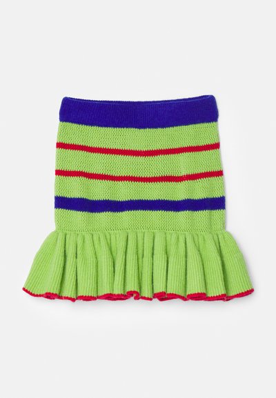 Grön stickad kjol med livliga röda och blå ränder, med en volangnederkant och texturerad design. Accenterad med en röd kant längst ner.