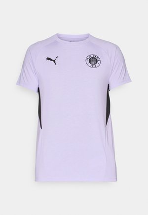 Jasnofioletowa koszulka sportowa z krótkimi rękawami, z czarnymi akcentami po bokach oraz okrągłym logo z napisem "FC St. Pauli 1910."