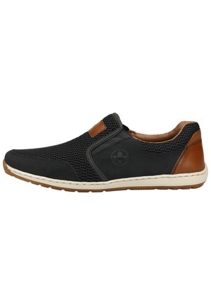 Scarpa slip-on in rete nera con dettagli in pelle marrone, suola crema, punta arrotondata e cuciture decorative. Progettata per un look casual.