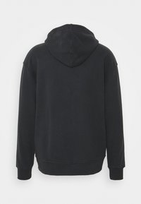 Sweat-shirt à capuche noir avec une texture douce, doté de manches longues, d'une capuche à cordon de serrage et de poignets et ourlet côtelés. Design uni, sans logo visible.
