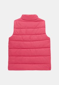 Rosa ärmellose Puffer-Weste mit gestepptem Design und hohem Kragen, ausgestattet mit horizontalen Nähten und einer glatten, glänzenden Oberfläche.