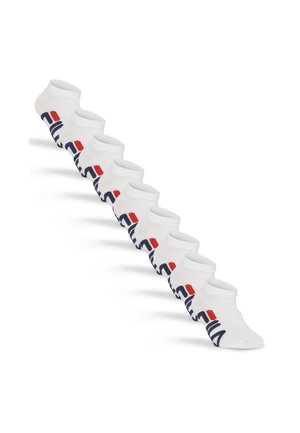 Ocho calcetines tobilleros blancos con un logo FILA azul y rojo dispuestos en una fila diagonal sobre un fondo blanco.