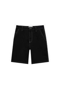Shorts noirs en tissu robuste, avec des surpiqûres blanches contrastantes, une fermeture à bouton et quatre poches.
