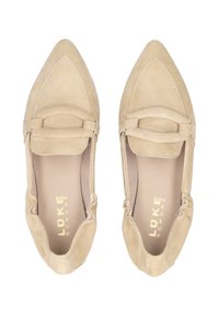 Beige Suede-Lederslipper mit spitzem Fuß, gerafften Seiten und einem dekorativen Riemen über dem Vorderfuß. Goldene Markenprägung innen.