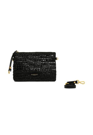 Pochette tissée noire avec tirette de fermeture éclair dorée et bandoulière en cuir noir amovible avec fermoirs dorés, isolée sur fond blanc.
