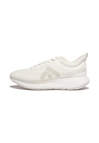 Witte sportieve schoenen met een gestructureerde, ademende bovenkant, voorzien van een verhoogd logo, een gevoerde zool en een slank, gestroomlijnd ontwerp.