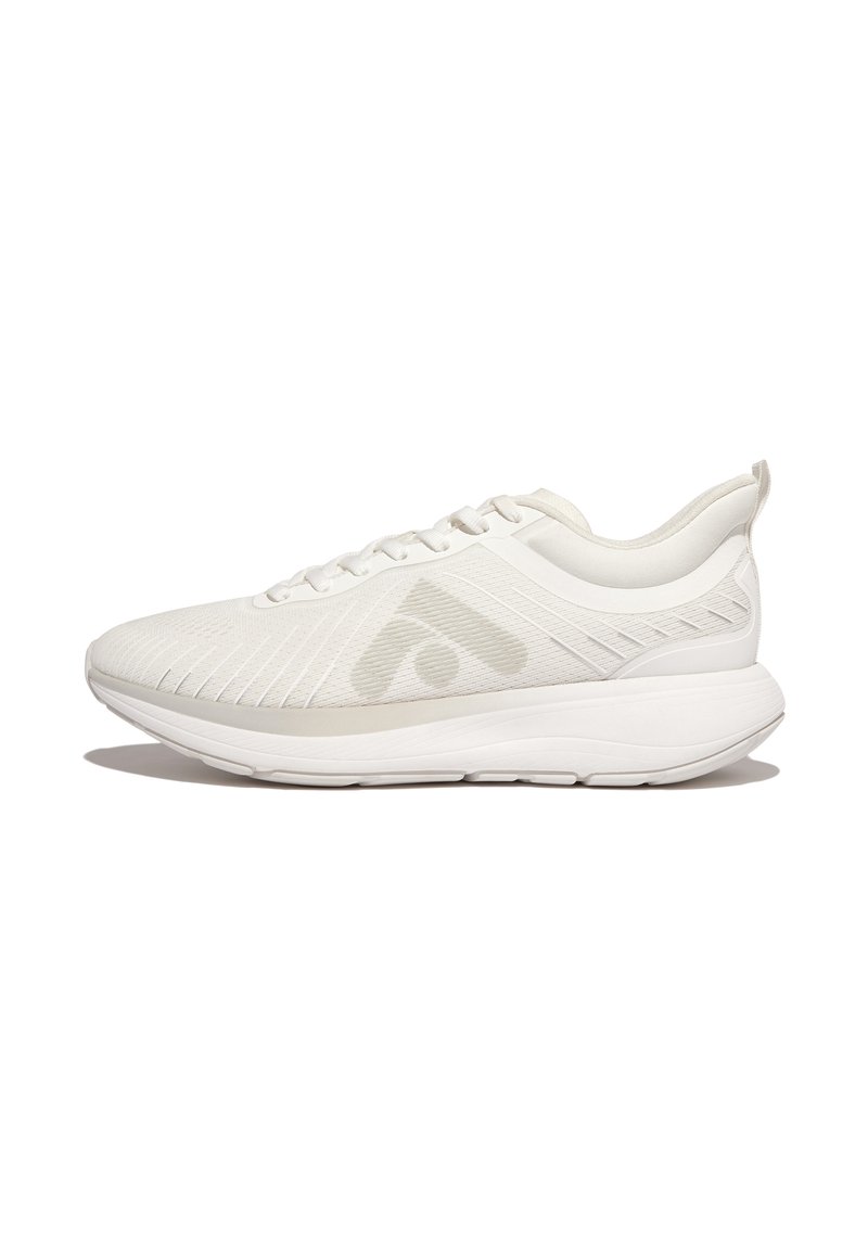 Witte sportieve schoenen met een gestructureerde, ademende bovenkant, voorzien van een verhoogd logo, een gevoerde zool en een slank, gestroomlijnd ontwerp.