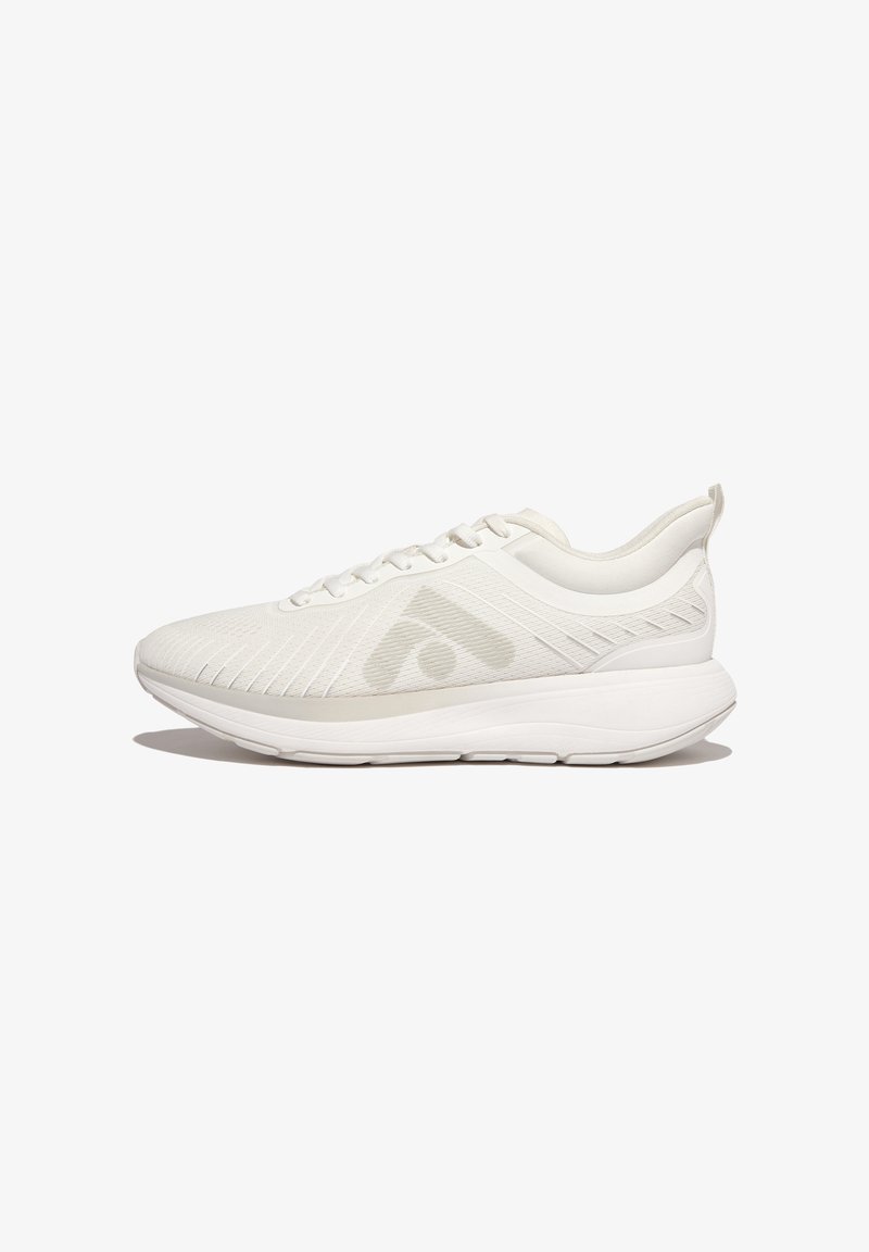 Witte sportieve schoenen met een gestructureerde, ademende bovenkant, voorzien van een verhoogd logo, een gevoerde zool en een slank, gestroomlijnd ontwerp.