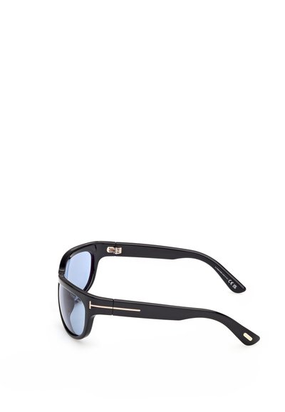 Svarta solglasögon med rektangulära linser, blå ton och glänsande yta. Har en subtil gul accent på skalmarna och en strömlinjeformad design.