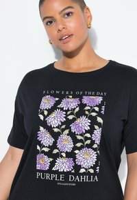 Černé tričko s květinovým potiskem fialových jiřin a zelených listů, s textem "KVĚTINY DNE FIALOVÁ JIŘINA TO JE PŘÍBĚH LÁSKY."