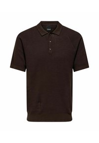 Camisa polo marrón texturizada con cuello acanalado, tapeta de tres botones y mangas cortas en raglán. Dobladillo suave y diseño sutil.