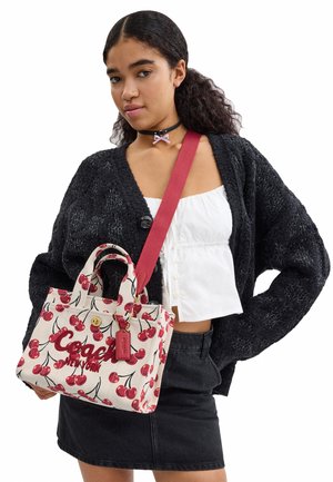 COACH, CARGO TOTE BAG 26 WITH CHERRY PRINT . - Käekott - b chalk multi
