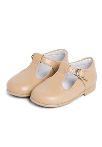 Pantofi Mary Jane din piele crem, cu vârful rotund, design în forma de T, cataramă ajustabilă și toc mic. Textură netedă și stil minimalist.