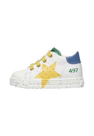 Sneaker in pelle bianca con un grande design di stella gialla, lacci gialli, dettagli verde e una suola bianca maculata. Numero 497 sul tallone.
