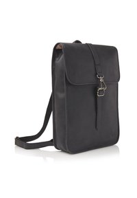 Mochila de cuero negro con cierre de solapa, correa ajustable y herrajes metálicos. Textura suave y diseño minimalista. Forma rectangular.