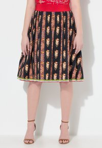 Schwarzer Midirock mit floralem Muster in Orange und Rot, geraffter Stoff, einfarbiger roter Bund, mit grünen und weißen Akzenten am Saum verziert.