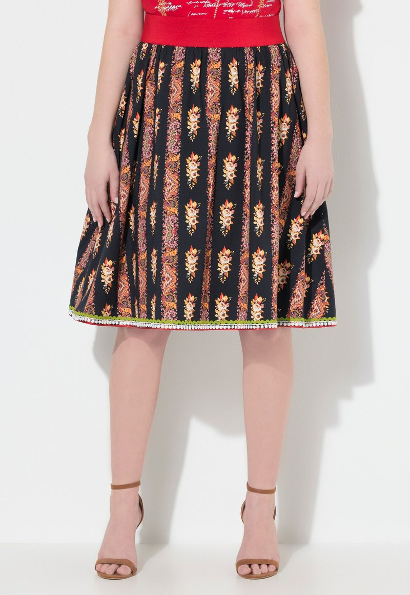 Schwarzer Midirock mit floralem Muster in Orange und Rot, geraffter Stoff, einfarbiger roter Bund, mit grünen und weißen Akzenten am Saum verziert.