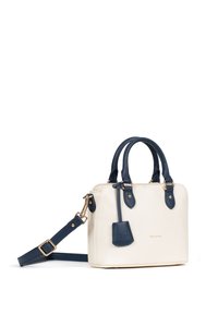 Borsa in pelle bianca con accenti blu navy, forma strutturata, manici superiori e tracolla rimovibile. Dettagli in metallo dorato e logo.