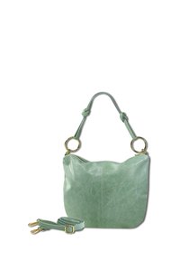 Muntgroene leren tas met een zachte, ronde vorm, voorzien van gouden ronde hardware en een afneembare schouderband. Glad oppervlak met een subtiel patroon.