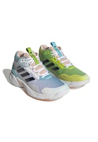 Chaussures de basketball avec un design bicolore : tige bleu clair et verte, matériau en mesh respirant, accents blancs et noirs, détails de logo bien visibles.